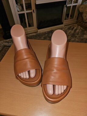 BEEK 'Pelican' Platform Sandals Slides Tan Honey Size 6 EXCELLENT Pre-owned!